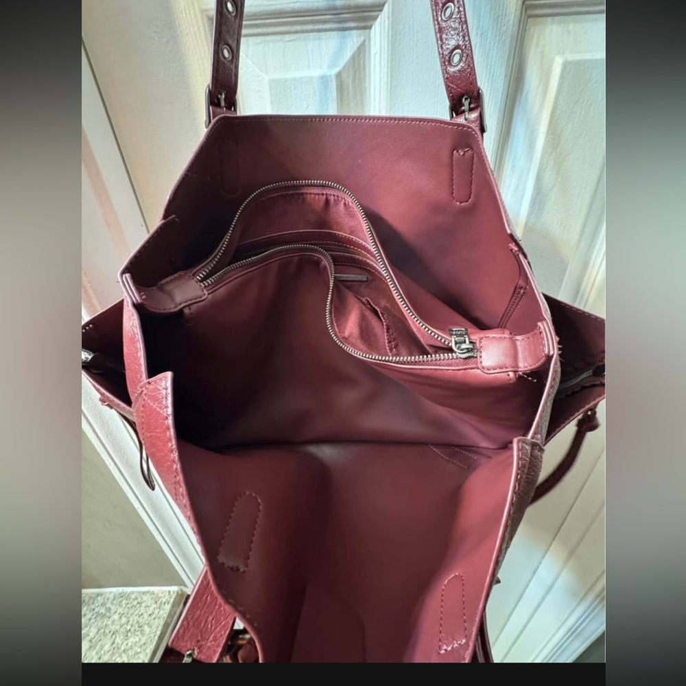 Steve Madden Elegant Burgundy Tote Bag - Picture 3 of 5